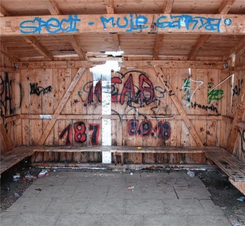 Unbekannte haben ein Holzbrett herausgerissen.Fotos  Riediger