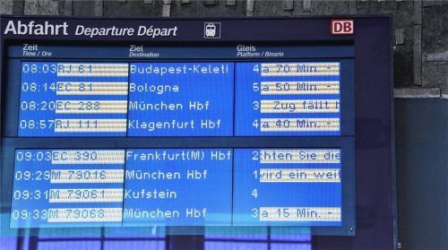 Unerfreuliches auf der Anzeigetafel: Die Lage am Rosenheimer Bahnhof am Mittwoch um 9.15 Uhr. Speziell am frühen Morgen vermissten viele Pendler präzise und schnelle Informationen. Foto  schlecker
