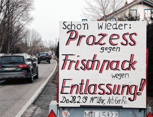 Ungewöhnlicher Lesestoff: Prozessvorschau an der Kolbermoorer Staatsstraße. Foto  reisner