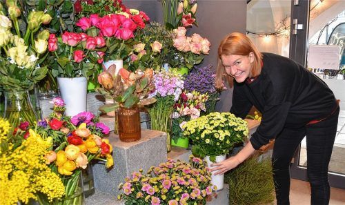 Unter Blumen: OVB-Volontärin Anna Heise verbringt den Floristik-Tag im Blumenladen Flower Power am Ludwigsplatz und packt kräftig mit an. Foto  Schlecker