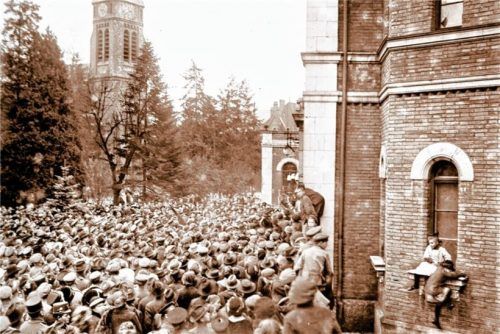 Unzählige Menschen sind dabei, als Rosenheims Bürgermeister Josef Wüst am 22. Februar 1919 abgesetzt wird. Foto stadtarchiv