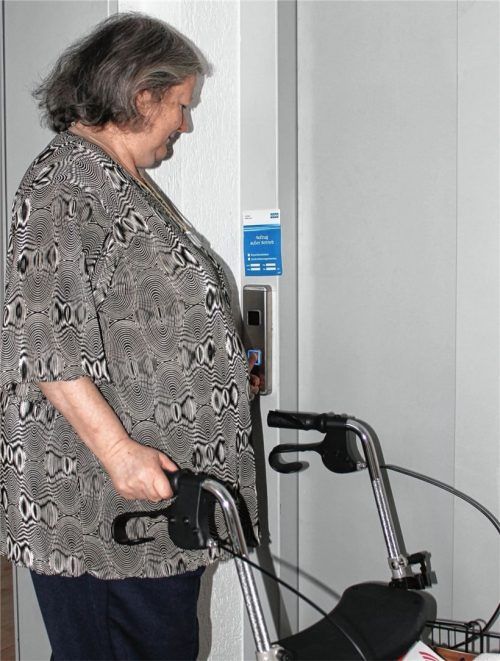Vergeblich wartet Christine Hylla im fünften Stock auf den Fahrstuhl. Seit rund vier Wochen ist der Lift außer Betrieb. Weil es keine Ersatzteile mehr gibt, muss der Fahrstuhl erneuert werden – und das braucht Zeit. Die Treppe zu nehmen, ist für die gehbehinderte Frau mühsam. Foto Lohmanni