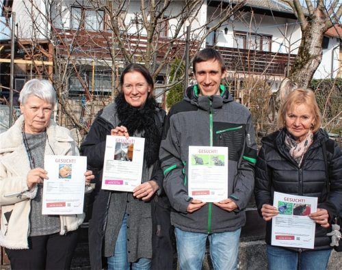 Vermissen ihre vierbeinigen Lieblinge (von links): Ingrid Kuhn, Barbara Roider, Dominik Prikril und Monika Wimmer aus Kolbermoor-Süd. Fotos Weinzierl