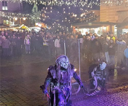 Viele Aktionen finden auf dem Christkindlmarkt in Kolbermoor statt – eines der Highlights ist der Auftritt der Kramperl. Foto Privat