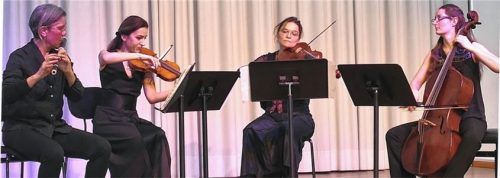 Vier Musikerinnen an historischen Instrumenten: Christiane Kneer, Theona Gubba-Chkheidze, Christina Sontheim und Katarina Schmidt (von links).Foto janka