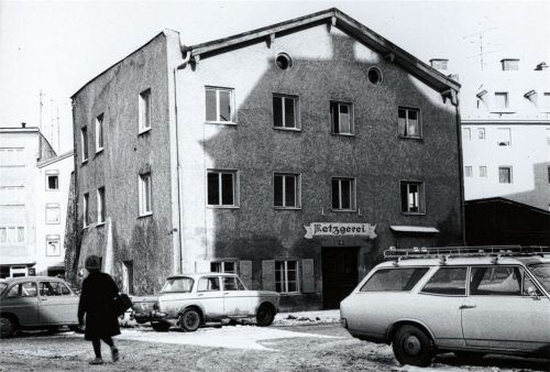 Vor 50 Jahren wurde beschlossen, das von der Stadt erworbene Lohberger-Haus auf dem Salzstadel abzureißen, denn man brauchte dringend Parkplätze. Gut 40 Jahre später, im Zusammenhang mit der Neugestaltung des Platzes, tauchte der Gedanke auf, an genau dieser Stelle wieder ein Gebäude hinzustellen. Für das geplante Café fanden sich aber weder ein Bauherr noch ein Betreiber. Foto Archiv Dietrich/Werner Krämer