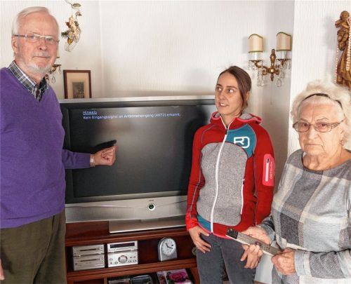 Vor dem schwarzen Bildschirm stehen Bevollmächtigter Volker Heintze und die Betroffenen Eva Marschke und Anna Rennebaum (rechts).Foto Hoffmann