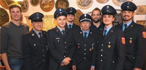 Vorstandschaft mit neuem Spitzenduo (von links nach rechts): Josef Linner junior, Johann Räss, Georg Waldleitner junior, Konrad Kriechbaum, Franz Waldleitner, Ludwig Kriechbaum, Alexander Grossmann, Florian Bortenlänger. Foto re