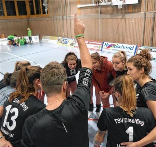 Während einer technischen Auszeit brachte Coach Heidlinger sein Team wieder in die Spur.