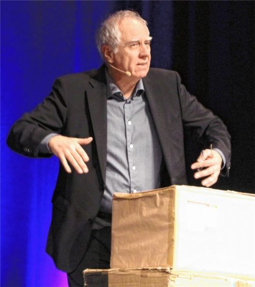 Was man sagen darf und was nicht, ist manchmal eine schwierige Angelegenheit. Das weiß Bruno Jonas bei seinem Auftritt im Haus der Kultur nur zu gut. Foto  Brenner