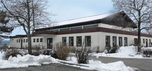 Was soll mit der Mehrzweckhalle passieren? Die Gemeinde will vor einer Entscheidung das Gespräch mit dem TSV suchen. Foto  fill