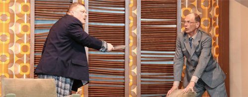 Wie geht Versöhnung? Al (Marcus Marotte) und Willie (Olaf Salzer) haben große Probleme, alte Streitigkeiten beizulegen.Foto Benekam