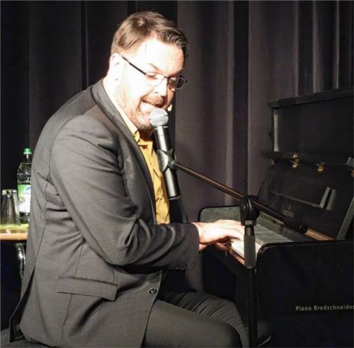 Wie Impro-Theater, nur an den Klaviertasten: André Hartmann in der Stadtbibliothek. Foto Friedrich