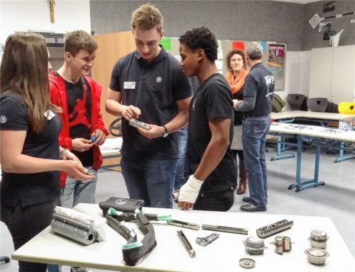 Wie läuft die Ausbildung ab? Welche Aufstiegschancen gibt es? Beim Berufsinformationsabend der Diesel- und Franz-Liszt-Mittelschulen konnten die Schüler solche Fragen direkt mit den Betrieben klären. Foto  Meier