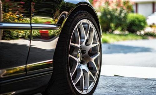 Will man seiner Putzaktion den letzten Schliff geben, kann man nach dem Putzen die Leichtmetallfelgen mit einem speziellen Konservierer behandeln. Das verzögert die erneute Verschmutzung.