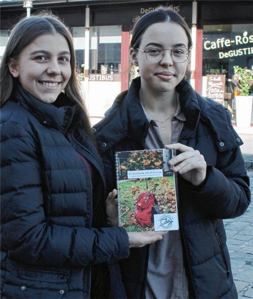 Wo soll es am Wandertag hingehen? 32 Routen und Ausflugstipps hat das P-Seminar Biologie am Gymnasium Waldkraiburg in einem Wandertagführer zusammengestellt. Christina Zeiller (links) und Maja Vasic halten ein Exemplar in den Händen. Foto Lohmann