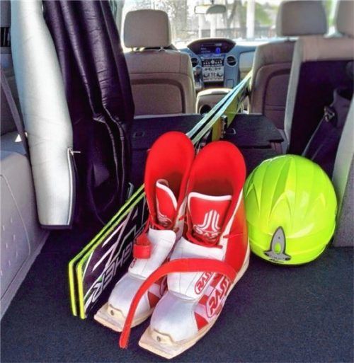 Wohin mit den Skiern und den Stiefeln, wenn man keine Dachbox hat?