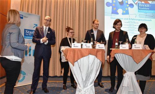 Wolfgang Janhsen (Zweiter von links) von der IHK erklärte was regionale Firmen, die Geschäfte mit Großbritannien machen, nach dem Brexit erwarten haben könnten? Foto  Schlecker