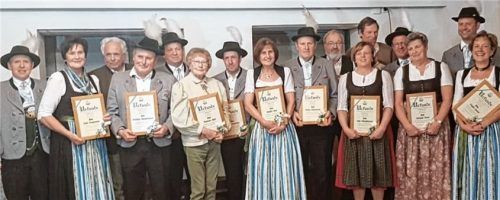 Zahlreiche Ehrungen beim „Vergissmeinnicht“: Vorsitzender Hans März (links) würdigte viele Mitglieder für 50- oder 40-jährige Mitgliedschaft beim Trachtenverein. Foto Niessen
