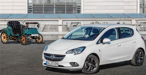 Zum echten Hingucker wird das „120 Jahre“-Modell mit attraktiven Leichtmetallrädern, stilvollen Chromelementen sowie Türeinstiegsleisten mit Opel-Schriftzug plus „120 Jahre“-Emblem. Im Hintergrund ist der 1899 Opel Patentmotorwagen „System Lutzmann“ zu sehen. Foto Opel Automobile GmbH