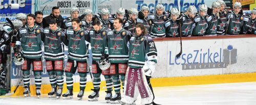 „Zusammen sind wir stark“:  Die neue Aufstellung der Starbulls Rosenheim bei der Starting Six. Arm in Arm und ganz nah zusammen. Foto  Ziegler