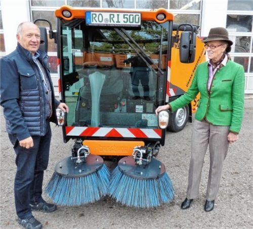 Zwei Gemeindeoberhäupter und eine Kehrmaschine: Rimstings Bürgermeister Josef Mayer und Frasdorfs Bürgermeisterin Marianne Steindlmüller.