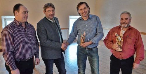 Zweiter Vorsitzender Michael Kirschner, Vorsitzender Christian Obinger und die Geehrten Johann Hundhammer und Franz Xaver Maier (von links).Foto Niessen