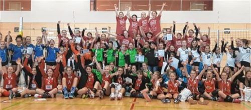 16 Volleyballteams aus Südbayern spielten in Mühldorf um den Meistertitel.