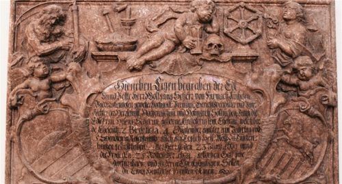1693 schuf der bedeutende Barockbildhauer Michael Zürn der Jüngere das Epitaph (Gedenkmal) für Wolfgang Scherr von Farmach und seine Frau Helena, geborene Ainhofer. Zu finden ist es in der Nikolauskirche. Fotos Frick