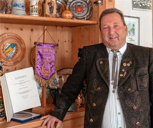 31 Jahre lang war Anton Fellner Dirigent beim Männergesangverein Brannenburg Schloss. Jetzt hat er das Amt in jüngere Hände übergeben.Foto thomae