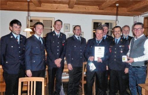 40 Jahre im Dienst der Feuerwehr Grainbach ist Bernhard Braun (Fünfter von rechts). Im Kreise seiner Feuerwehrkollegen wurde er für diese jahrzehntelange Treue ausgezeichnet. Foto Hötzelsperger