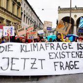 „Rettet die Erde – nur hier gibt es Bier“