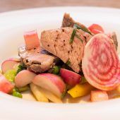 Rhabarber mal süß, mal salzig: Pochiertes Kalbsfilet mit Rhabarber und Basilikumcreme mit Rhabarber