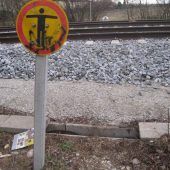 Kinder legten Betonplatte auf Gleise