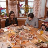 Ministranten gestalten Wachsstöckl