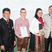 Auszeichnung für zwei Ampfinger Auszubildende