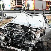 Peugeot fliegt über Leitplanke
