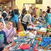 Starker Andrang beim Riederinger Kindersachenmarkt