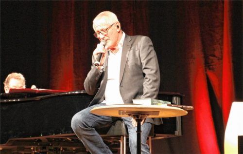 „Aba heid hoit ma zsamm“: Konstantin Wecker fasziniert nach wie vor sein Publikum.Foto . Königbauer