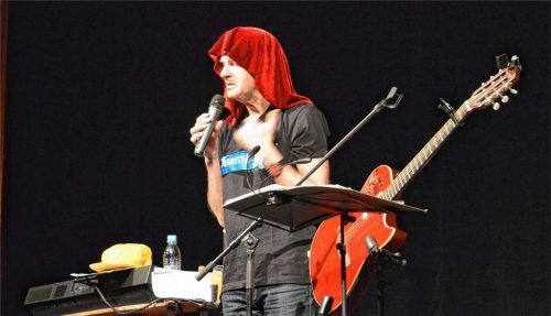 Akrobatik, auch Wortakrobatik, ist anstrengend – vor allem, wenn sie so furios dargeboten wird wie von Willy Astor. Foto Sieberath