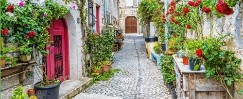 Alle Schattierungen von Grün locken zahlreiche Besucher in die malerischen Gassen des türkischen Alaçati. Foto Getty Images / FTI