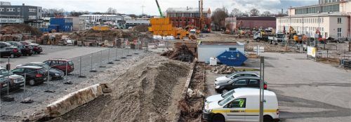 Alles bereit für die ersten Bohrpfahlbohrungen auf der Baustelle „Westtangente“ nördlich der Rosenheimer Straße. Bei Vorarbeiten riss Freitagmorgen ein Bagger die Hauptwasserleitung der Stadt Kolbermoor ab.Fotos Riediger