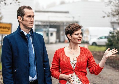 Als BR-Sonderermittler der Inneren Revision soll Dr. Dr. Georg Spiess (Stefan Murr) rätselhafte Vorgänge am Set von „Dahoam is Dahoam“ aufdecken. Dort trifft er auf Produktionsassistentin Cilli (Ina Meling).Foto Bayerischer Rundfunk