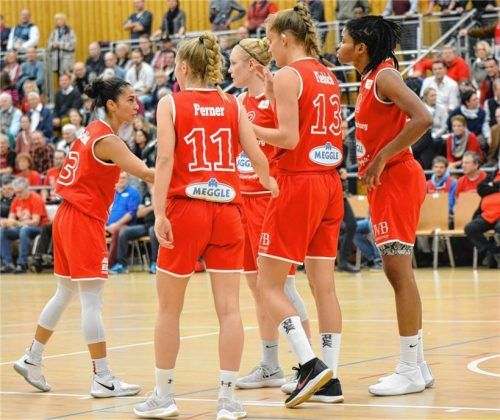 Als Team zum Erfolg: Wasserburgs Basketball-Damen.Foto Hörndl