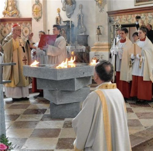 Altarweihe: Der Weihrauch brennt auf dem Tisch.Foto liegl