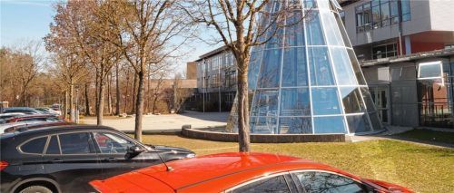Nach einer freiwilligen Reihentestung am Gymnasium Waldkraiburg sind weitere positive Corona-Fälle aufgetaucht. 160 Schüler befinden sich nun voraussichtlich bis zum Ende der Herbstferien in Quarantäne. Foto  Grundner