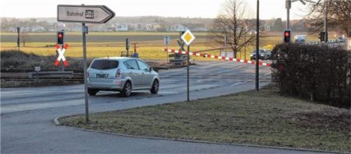 An den Schranken am Reitmehringer Bahnübergang bildet sich häufig Stau. Deswegen soll der Knotenpunkt umgestaltet werden.