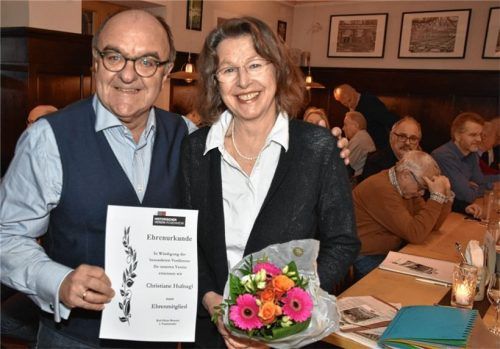 Anerkennung und Dankeschön: Der Vorsitzende des Vereins, Karl-Heinz Brauner, überreicht Ehrenmitglied Christiane Hufnagel die Urkunde. Foto Schlecker