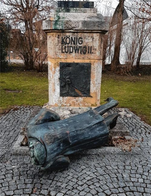 Im März 2019 fegte ein Sturm die König-Ludwig II.-Statue von ihrem Sockel an der Haßlerstraße. Fotos Weinzierl/Archiv