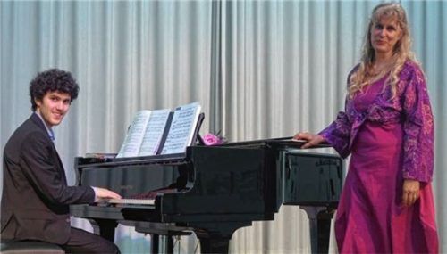 Anja Schwarze-Janka portraitierte Clara Wieck-Schumann musikalisch. Unterstützt wurde sie dabei von Aaron Löchle am Flügel. Foto Prokop
